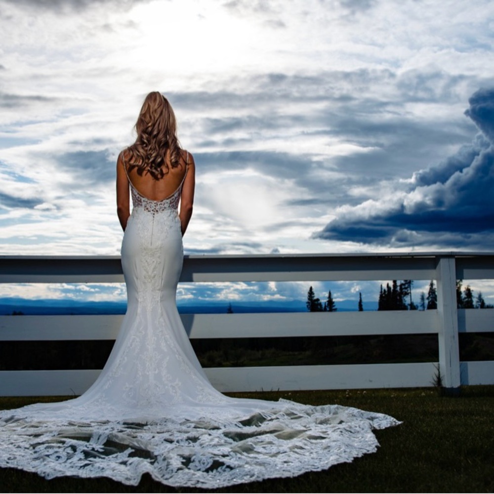 Enzoani : Mckinley : Ivory/Nude : Wedding Dress : Mermaid,train : V-Neck straps